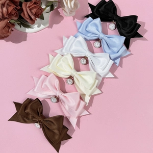 Elegante Satin-Haarschleifen mit Vintage-Uhrenanhängern in sechs verschiedenen Pastellfarben