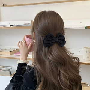 Pince à cheveux élégante en dentelle noire à nœud, vue arrière sur cheveux longs