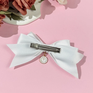 Eleganter weißer Satin-Haarclip mit Vintage-Uhrenanhänger und silberner Legierung