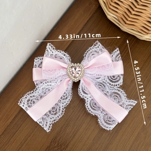 Roze lolita haarspeld met wit kant en hartvormige strassteentjes, maat 11 cm x 11,5 cm