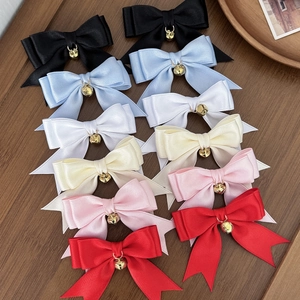 Set di fiocchi per capelli in raso colorato con piccole campanelle dorate a cuore