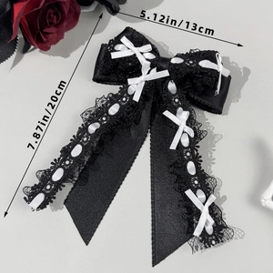 Détails et dimensions d'un nœud papillon Lolita en dentelle noire avec petits nœuds