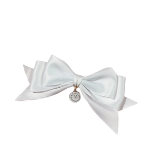 Eleganter weißer Satin-Haarclip mit Vintage-Uhrenanhänger und römischen Ziffern darauf