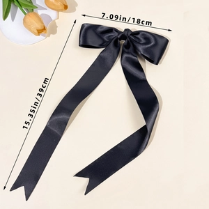 Dettaglio delle dimensioni del lungo fiocco in raso nero di 18 cm per 39 cm