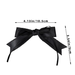 Vue détaillée du nœud en satin noir avec dentelle et dimensions de 10,5 par 9 centimètres