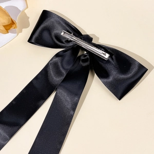 Elegante fermaglio per capelli con fiocco in raso nero e clip a coccodrillo in metallo argento