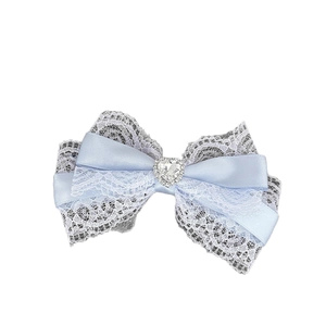 Elegante Lolita haarspeld met lichtblauwe satijnen strik, wit kant en hartstras