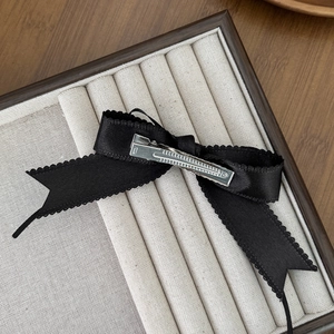 Barrette nœud en satin noir élégante avec pince crocodile en métal sur velours