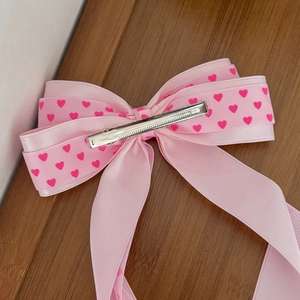 Rosa Satin-Haarspange mit dunkelrosa Herzmustern und silbernem Metall-Entenschnabelclip