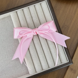 Barrette à cheveux nœud en satin rose avec bords en dentelle pour un style élégant
