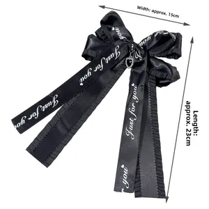Détail de la pince à cheveux nœud Y2K avec pendentif cœur, taille 15 cm sur 23 cm