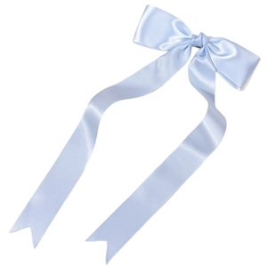 Elegante fermaglio per capelli in raso blu ghiaccio con lunghi nastri su sfondo bianco