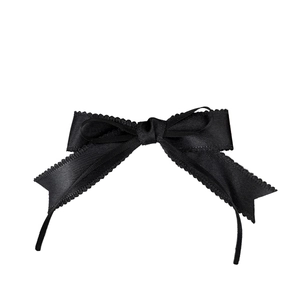 Barrette à nœud en satin noir avec bords ondulés pour un style de princesse classique