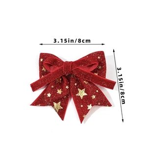 Detalle del lazo navideño de terciopelo rojo de 8 cm con estrellas doradas sobre fondo blanco