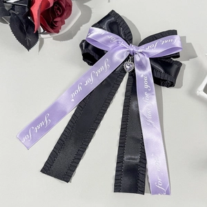 Détail d'une pince à cheveux gothique Y2K avec strass cœur violet et nœud en ruban