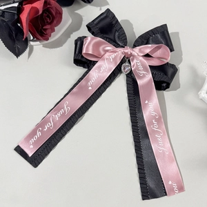 Barrette Y2K style gothique avec nœud à volants noirs, ruban rose et pendentif cœur