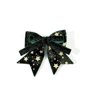 Detalle del lazo de terciopelo verde oscuro con estrellas doradas y textura de doble capa