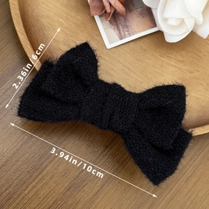 Elegante fermaglio per capelli in peluche nero per donna su vassoio di legno