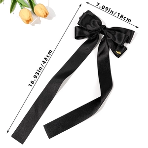 Détail de la grande barrette à nœud en satin noir, dimensions 18cm de large et 43cm de long