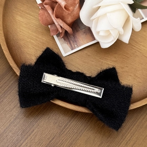 Elegante fermaglio per capelli a fiocco in finta pelliccia nera con clip a becco d'anatra