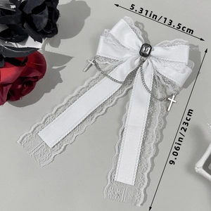Détails de nœud en dentelle blanche avec chaînes argentées et croix, taille 13,5x23 cm