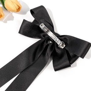 Barrette nœud papillon élégante en satin noir avec pince à ressort en métal argenté
