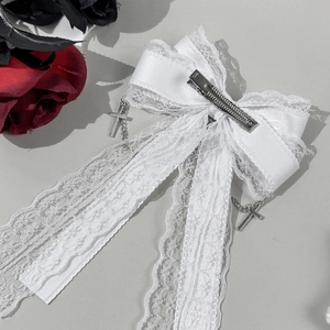 Barrette à nœud en dentelle blanche avec chaînes de croix argentées style gothique