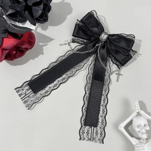 Barrette nœud gothique en dentelle avec chaînes argentées et croix métalliques noires