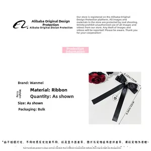 Détail d'un nœud en satin noir gothique avec pendentif perle et chaîne en cœur