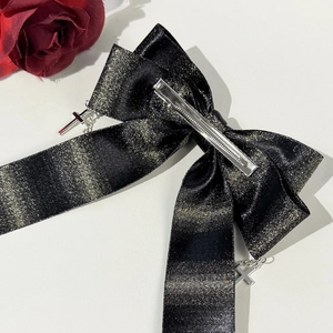 Barrette à nœud avec chaîne de croix dorée gothique en tissu noir pailleté et accents