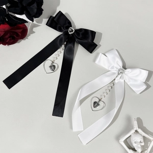 Barrettes à nœuds gothiques avec perles de cœur et croix en satin noir et blanc