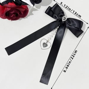 Détail de la pince à cheveux gothique avec nœud noir, chaîne de perles et dimensions