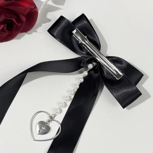 Barrette à cheveux gothique nœud satin noir avec perles et pendentif cœur