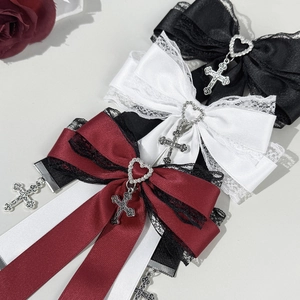 Noeuds à cheveux en dentelle gothique avec coeurs et croix en noir blanc et rouge bordeaux
