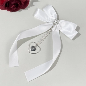 Barrette nœud en satin blanc gothique avec chaîne de perles et pendentif cœur