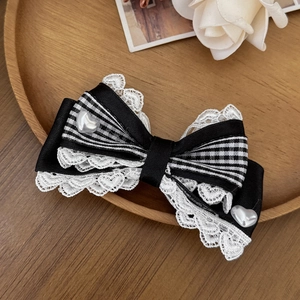Detailopname van een Lolita-stijl haarstrik met kant op een houten dienblad decor
