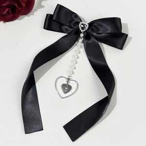 Barrette nœud gothique en satin noir avec strass cœur et chaîne de perles pendante