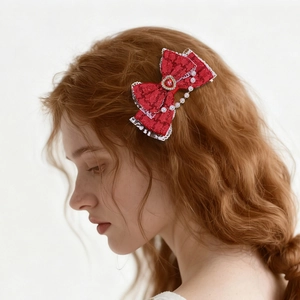 Détail de la pince à cheveux Lolita en dentelle rouge avec coeur et perles