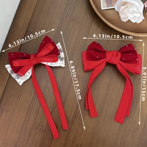 Fermagli per capelli in velluto rosso e pizzo con perle e nappe per un dolce look festivo