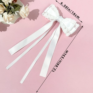 Vue détaillée du nœud en dentelle et satin blanc avec rubans de 33cm et largeur 16cm