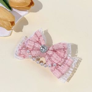 Nœud à cheveux en tweed rose avec dentelle, strass cœur et chaîne de perles chic