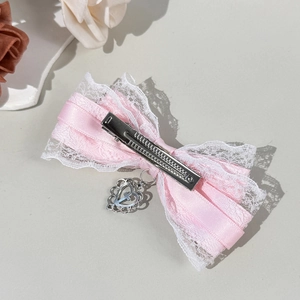 Pince à cheveux Lolita rose avec dentelle blanche et pendentif coeur en métal