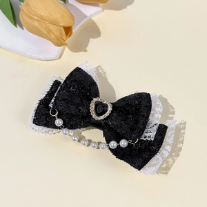 Détail de la pince à cheveux Lolita en dentelle avec strass en cœur et perles