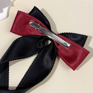 Rote und schwarze Satin-Schleife-Haarspange mit gezackten Kanten und Metall-Krokodilklemme