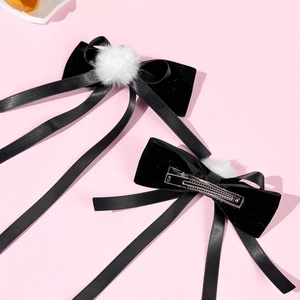 Fermaglio per capelli con fiocco in velluto nero con pompon di pelliccia bianca e nastri