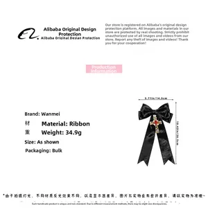 Détail du nœud en ruban de satin noir avec un ornement de croix en strass colorés