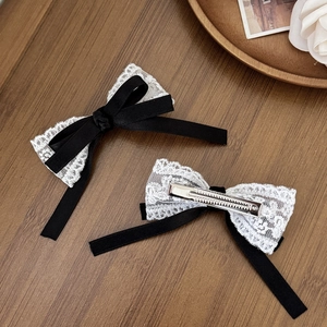 Set aus zwei Ballettschleifen-Haarspangen mit Spitze und schwarzem Satin auf Holz