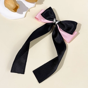 Eleganter Haarclip mit schwarz-rosa Satinschleife, langen Bändern und Metallschnalle