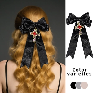 Détail de la pince à cheveux nœud en velours gothique avec croix en cristal et couleurs
