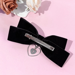 Barrette à cheveux vintage en velours noir avec pendentif cœur et croix élégante